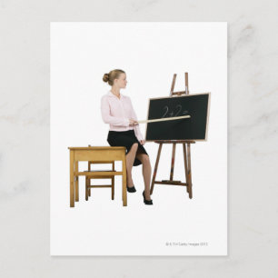 Carte Postale Règle de pointage d'enseignant féminine au tableau
