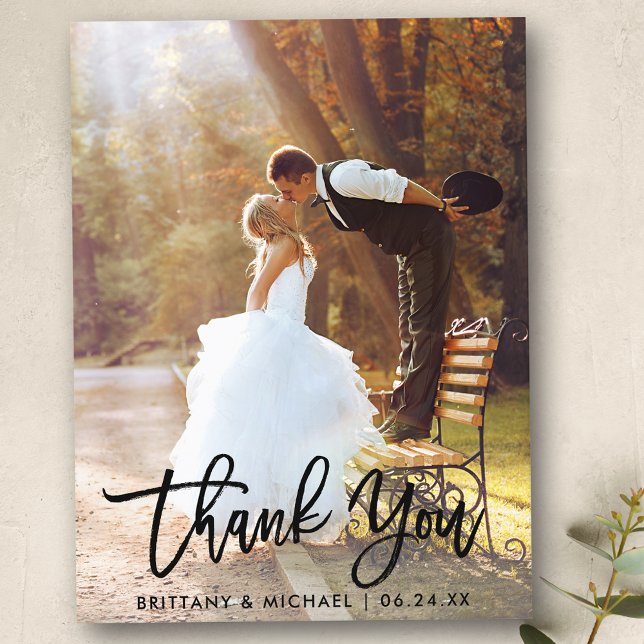 Carte Postale Remerciement de photo de mariage moderne d'écritur (Customize to change your personalized text size or text style.)