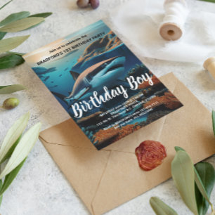 Carte Postale Requin majestueux glissant à travers les profondeu