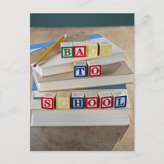 Carte Postale Retour à l'école blocs sur livres empilés (Devant)