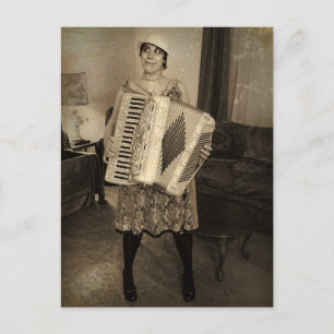 Carte Postale Retro Accordion Girl