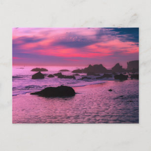 Carte Postale Rocky Beach avec coucher de soleil rose et violet 