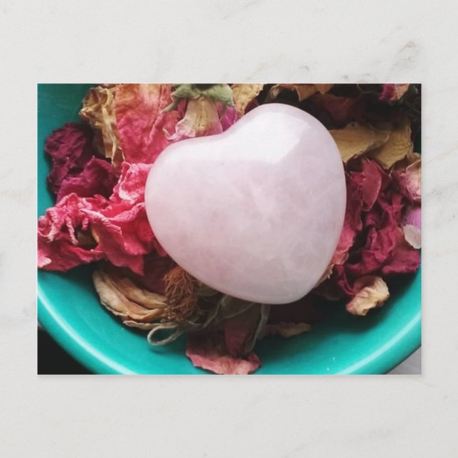 Carte Postale Rose Quartz Coeur dans un lit de pétales Roses (Devant)