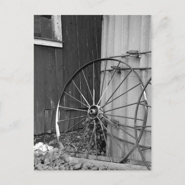 Carte Postale Roue en Wagon noir et blanc et Silo (Devant)