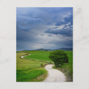Carte Postale Route sinueuse sous un ciel sombre