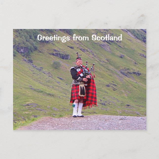 Carte Postale Salutations d'Ecosse : Lone Scottish bagpiper (Devant)