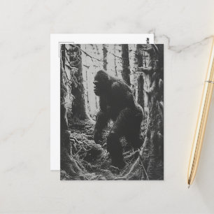 Carte Postale Sasquatch dans la forêt noir et blanc