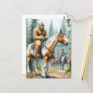 Carte Postale Sasquatch fait du cheval sur un sentier