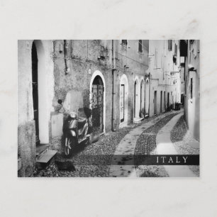 Carte Postale Scooter dans une rue en Italie en noir et blanc