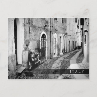 Carte Postale Scooter dans une rue en Italie en noir et blanc
