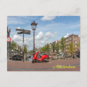 Carte Postale scooter rouge sur le pont sur le Brouwersgracht