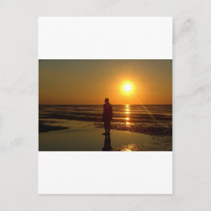 Carte Postale Sculpture d'hommes en fer au coucher du soleil, Cr