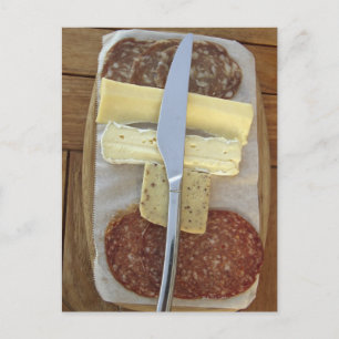 Carte Postale Sélection de fromages gourmands et de viandes coup
