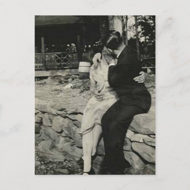 Carte Postale S'embrasser sur le mur de pierre (Devant)