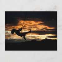 Silhouette du coucher de soleil de la fille sur le