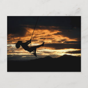 Carte Postale Silhouette du coucher de soleil de la fille sur le