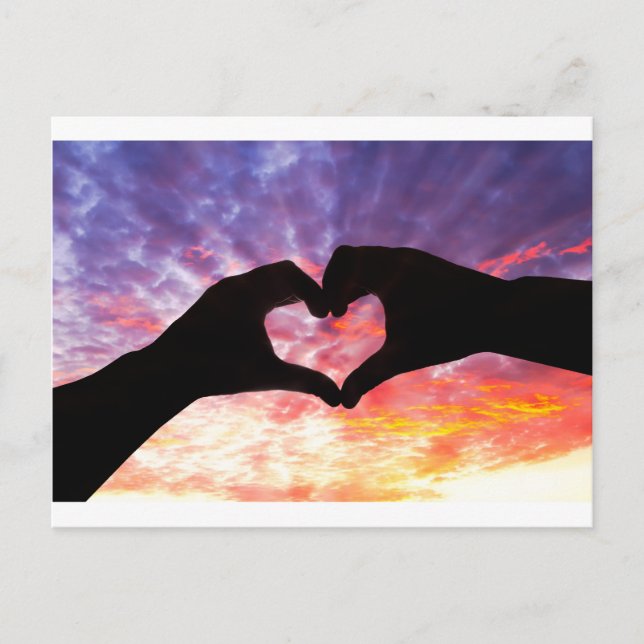 Carte Postale Silhouette main en forme de coeur et beau ciel (Devant)