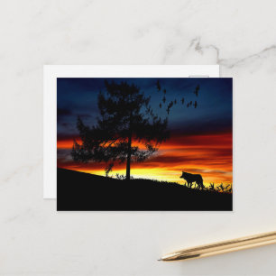 Carte Postale Silhouette noire du loup, des oiseaux et de l'arbr