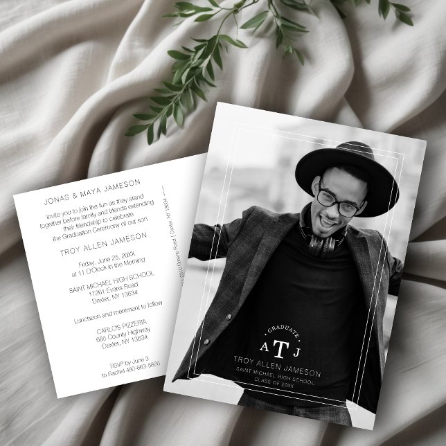 Carte Postale Simple Moderne Calligraphie Photo Initiales Grad (Simple Chic Modern Calligraphy Photo Graduate Initials Invitation Card.)