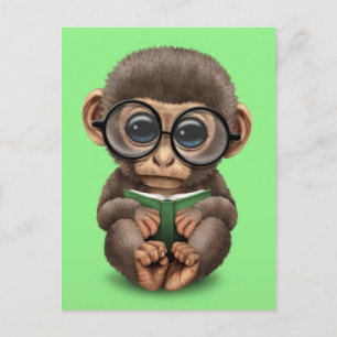 Carte Postale Singe Bébé mignon Lire un livre sur le vert