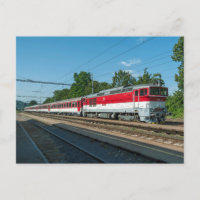 Slovaquie : Train de voyageurs passant par Sliac K
