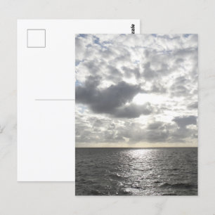 Carte Postale Soleil brillant à travers les nuages