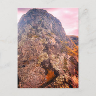 Carte Postale Sommet rocheux couvert de lichen sous un ciel gris
