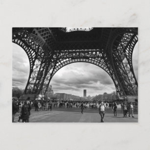 Carte Postale Sous la célèbre tour