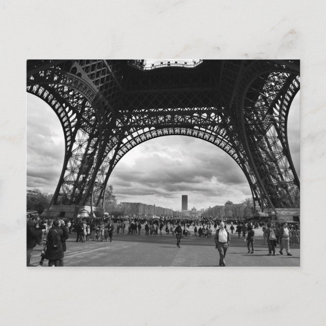 Carte Postale Sous la célèbre tour (Devant)