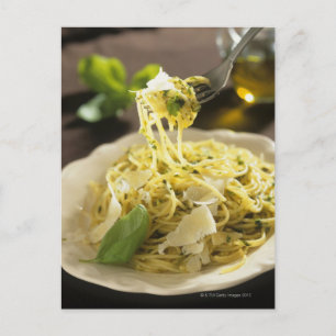 Carte Postale Spaghetti avec basilic et parmesan sur l'assiette,