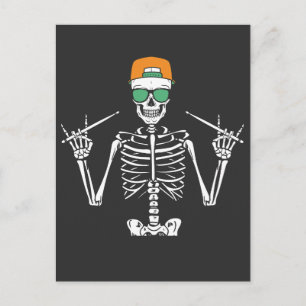 Carte Postale Squelette d'Halloween à la main jouant de la batte