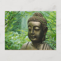Statue de Bouddha paisible dans une forêt verte fe