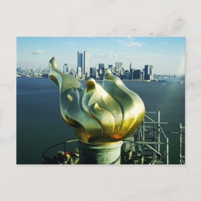 Carte Postale Statue de la Liberté de la flamme et de Manhattan  (Devant)