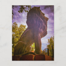 Statue de lion de pierre vue dramatique du ciel au