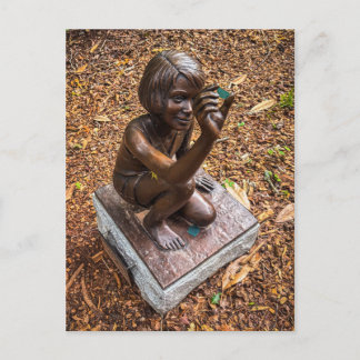 Carte Postale Statue d'enfant en bronze avec loupe
