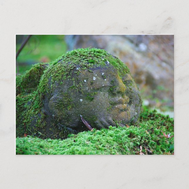 Carte Postale Statue du Temple japonais couvert par la mousse (Devant)