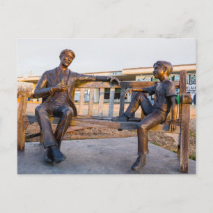 Carte Postale Statue en bronze de jeunes et de vieux parlant