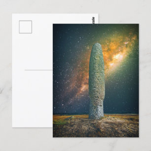 Carte Postale Stone debout ou Menhir avec ciel nocturne Voie Lac