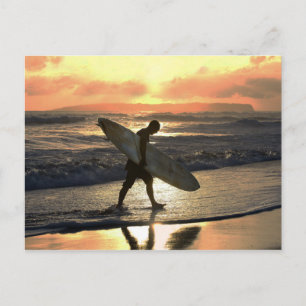 Carte Postale Surfer hawaïen se dirigeant vers la maison