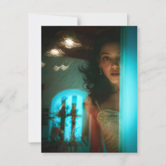 Carte Postale Surprise, sortir d'une porte