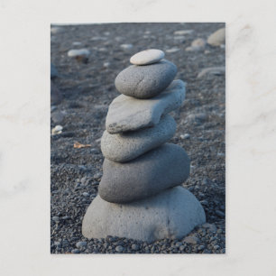 Carte Postale Tas de rochers gris sur la plage