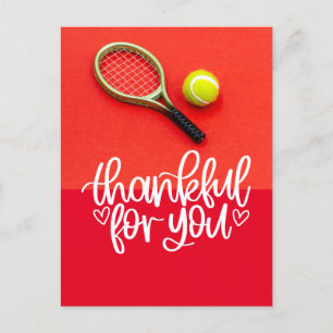 Carte Postale Tennis avec raquette et balles sur rouge pour Joue