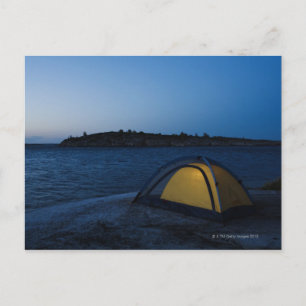 Carte Postale Tente éclairée par la mer au crépuscule