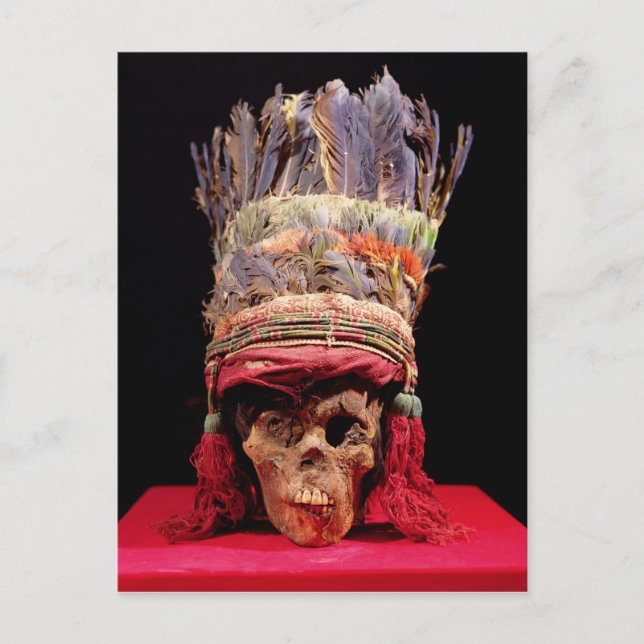 Carte Postale Tête à plumes sur un crâne, Pérou (Devant)