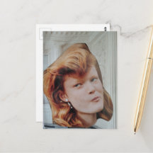 Tête rousse dans un collage surréaliste de salle é