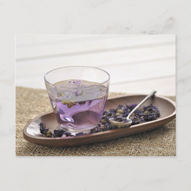 Carte Postale thé à l'herbe mallow qu'une tasse de verre contien (Devant)