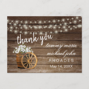Carte Postale Tonneau en bois rustique et fleur blanche