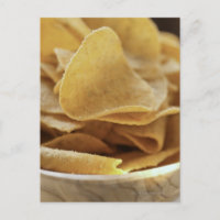 Tortilla chips dans un bol de bois