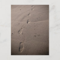 Traces dans le sable - empreintes de plage
