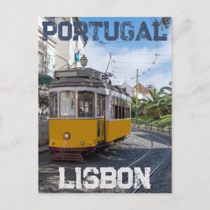 Carte Postale Tramway jaune rétro dans la rue à Lisbonne, Portug
